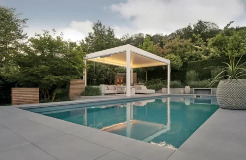 Moderner Pool mit Überdachung und stilvoller Gartenlandschaft
